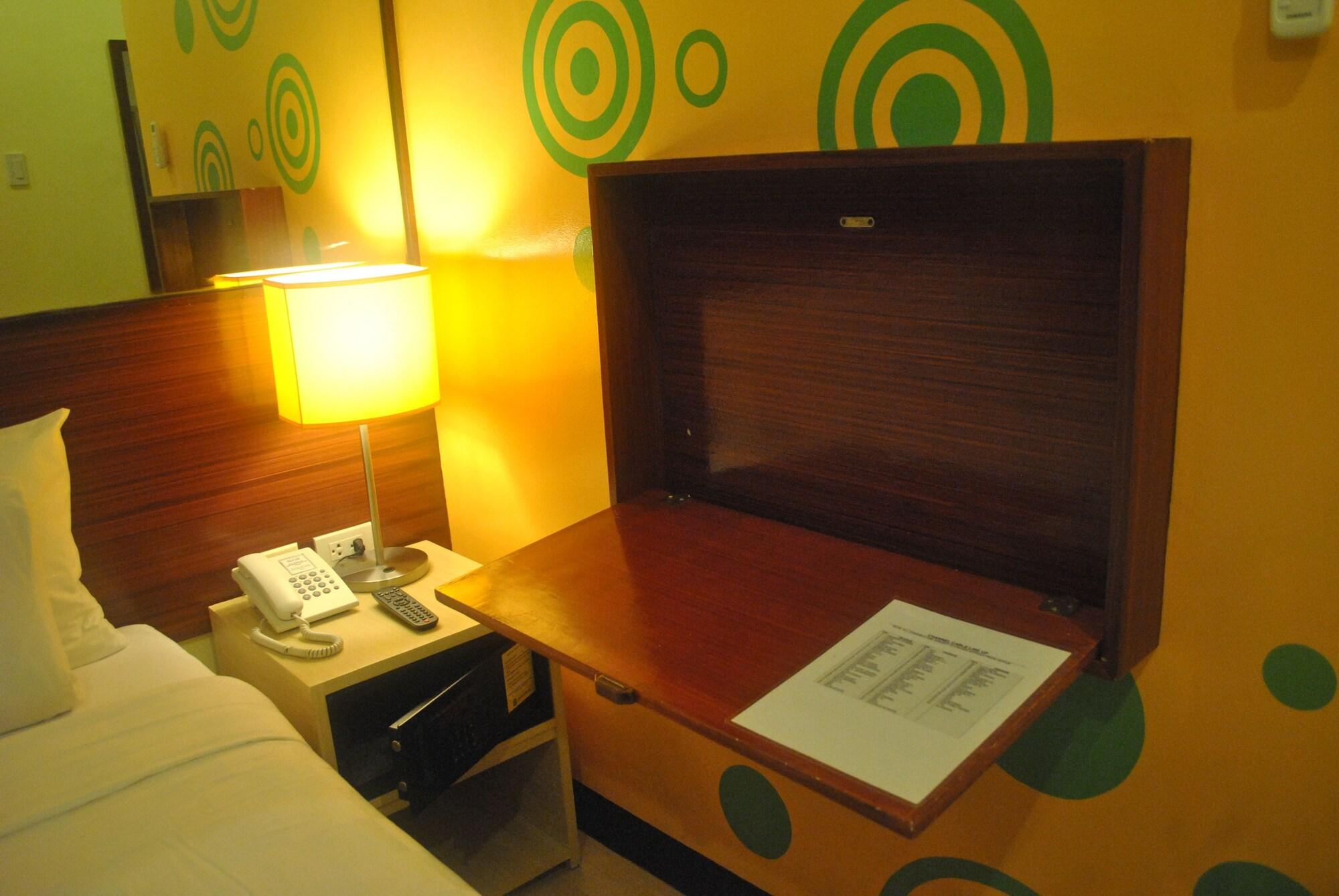 Go Hotels טקלובן מראה חיצוני תמונה