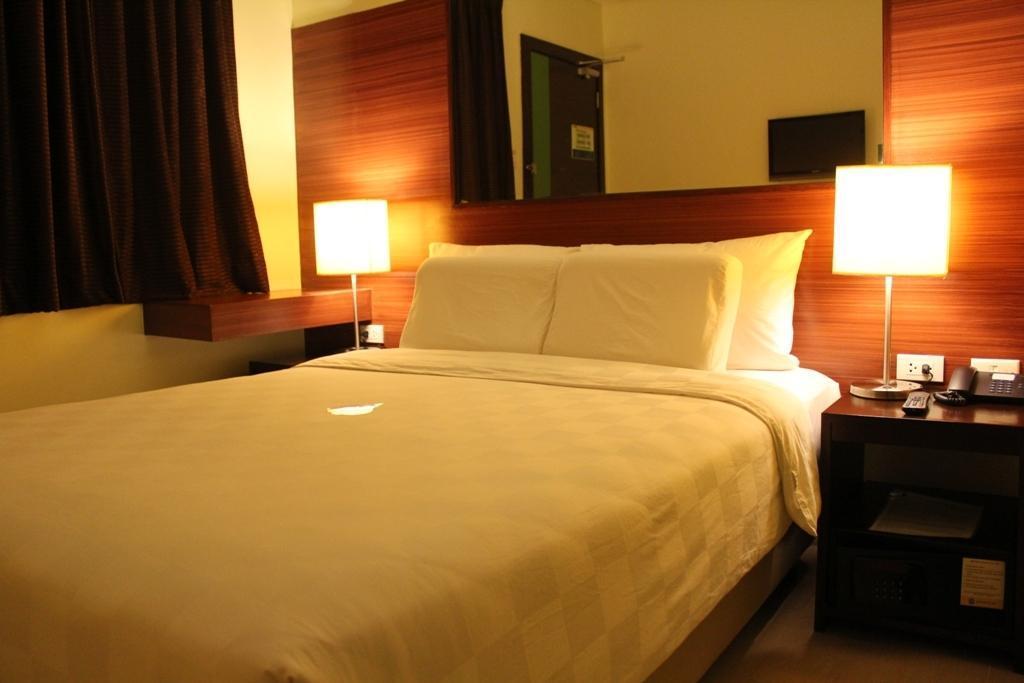 Go Hotels טקלובן מראה חיצוני תמונה